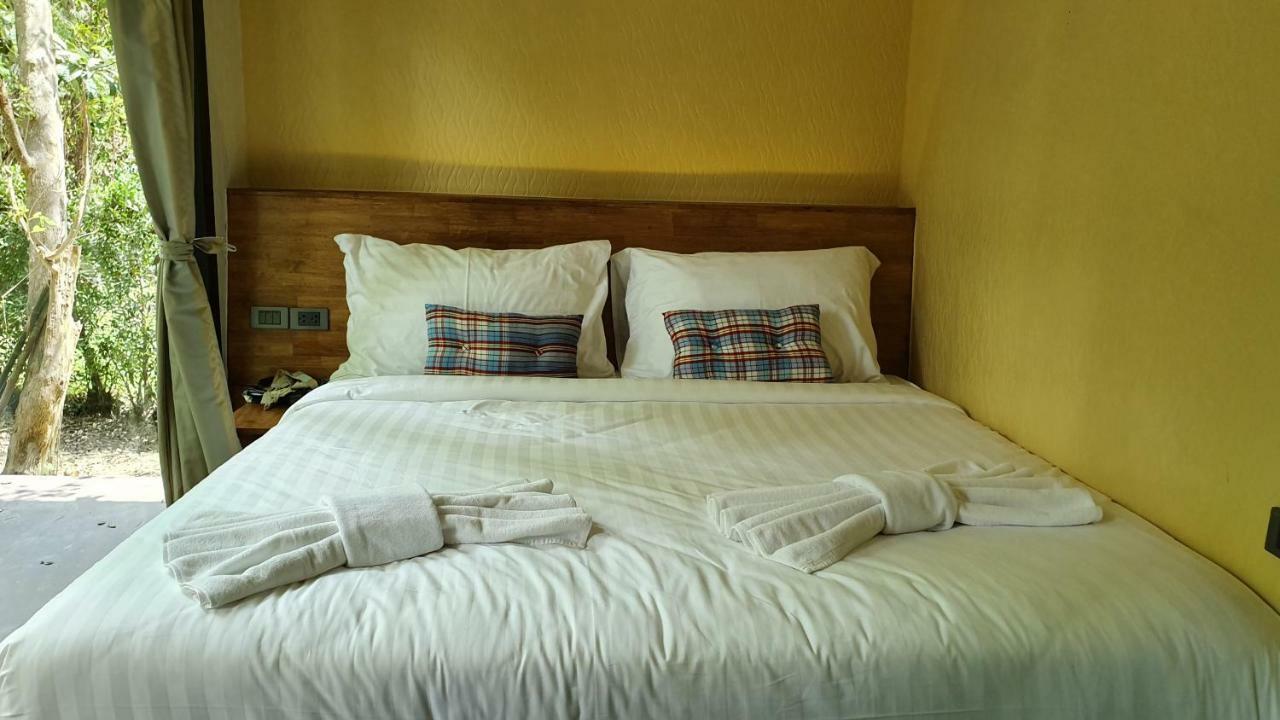 Hug Rimtharn Hotel Ban Khao Klom Exterior photo