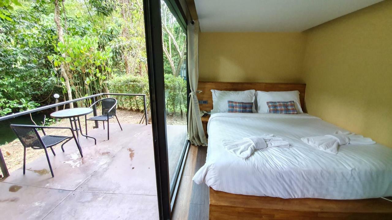 Hug Rimtharn Hotel Ban Khao Klom Room photo
